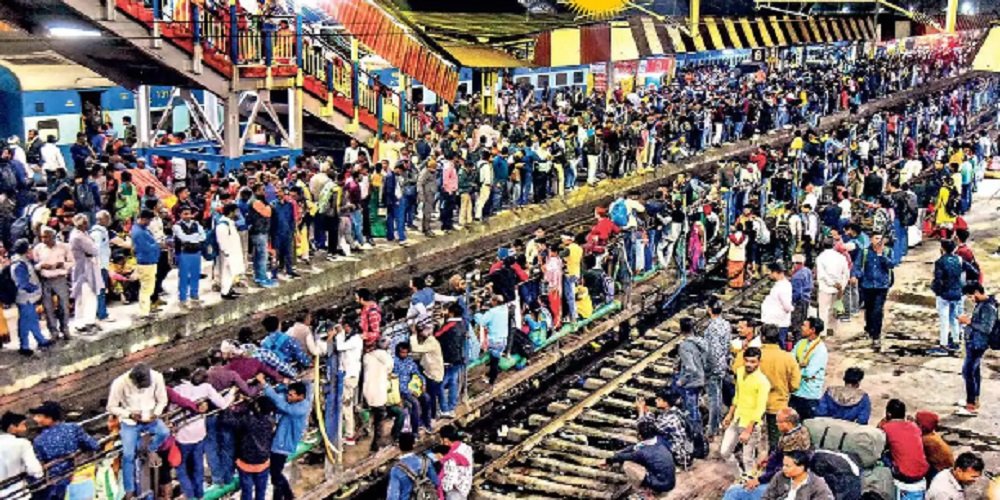 Patna Junction in bad shape, people going to Prayagraj to bathe Kumbh at the risk of their lives, occupied the AC carriage